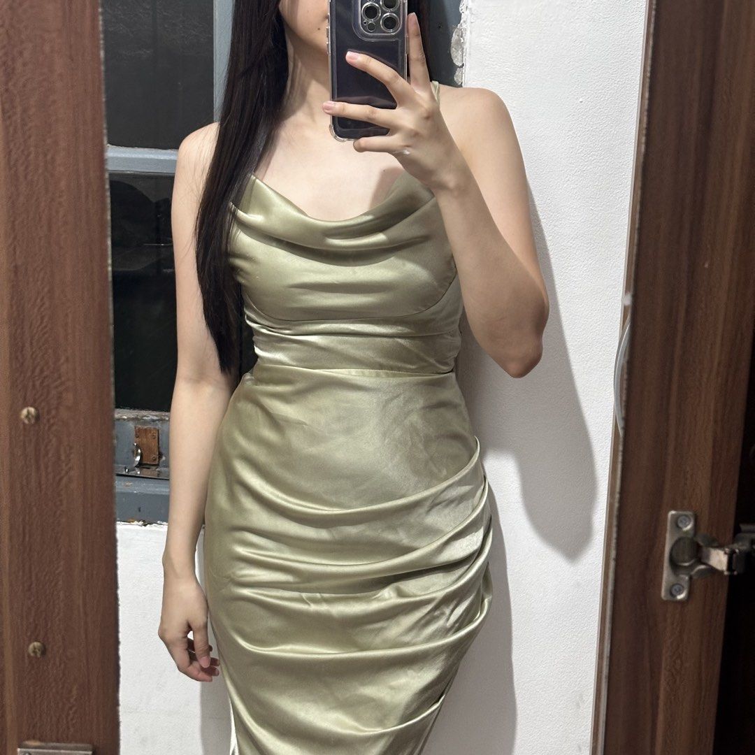D19 - Custom Sage (Kategori: Gaun & Rok) berada di Balikpapan. Dikirim oleh anshelanda (ID iklan 1447033298, Gambar 1). Deskripsi: Only used once (-) ada defect fabric bagian slide akhir (-) hraga custom ± 900,000 *ada belahan samping dr paha kebawah Detail size perkiraan Bust ±76-78 Waist ±66-68.