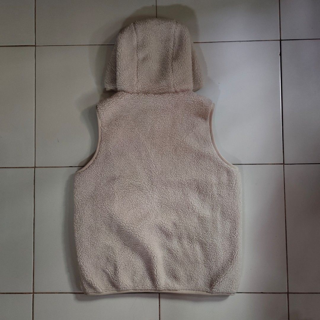 Danton Insulation Light Boa Hooded Vest (Category: Luxury Apparel) located in Antipolo. Submitted by capa_rison (Listing ID 1447043570, Image 2). Description: Reminder: **Colorrate: 100/100 **Condition rate: 90/100 "Well used condition" **Minor issue: Scratches **Very Presentable Category: Girls Outerwear Measurements: chest 20" waist 20" hem 18.5" shoulder 14" hoodie width 10" hoodie length 11" armhole 8.5" front length 21.5" back length 24.5 Co