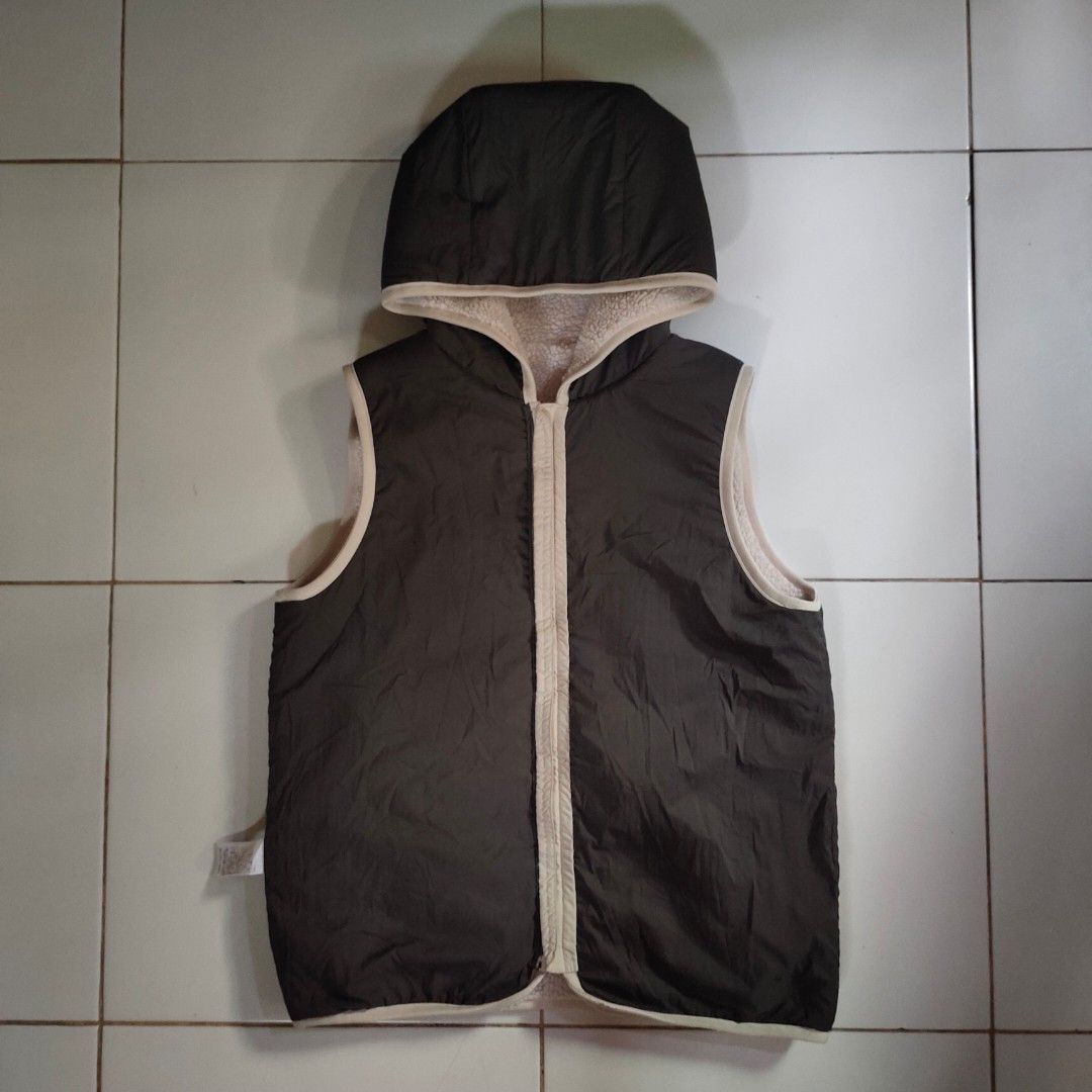 Danton Insulation Light Boa Hooded Vest (Category: Luxury Apparel) located in Antipolo. Submitted by capa_rison (Listing ID 1447043570, Image 3). Description: Reminder: **Colorrate: 100/100 **Condition rate: 90/100 "Well used condition" **Minor issue: Scratches **Very Presentable Category: Girls Outerwear Measurements: chest 20" waist 20" hem 18.5" shoulder 14" hoodie width 10" hoodie length 11" armhole 8.5" front length 21.5" back length 24.5 Co