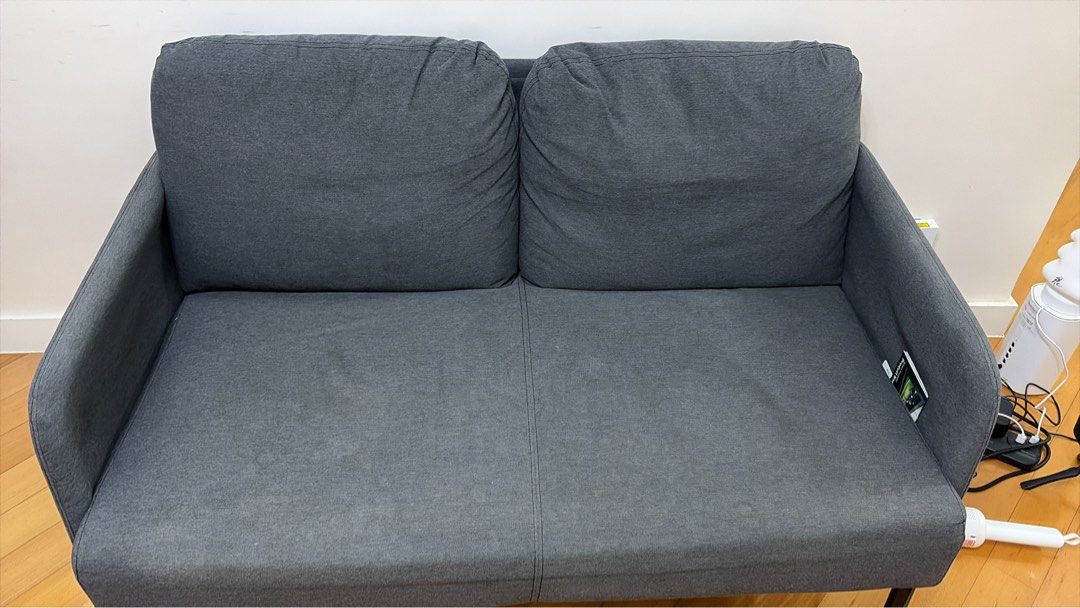 Dark Grey 2-Seater Sofa （分類：梳化）位於 Hong Kong。 由 tedteddddy 提交（商品編號 1446977912，圖片 1）。簡介： Ikea 兩座位梳化 用咗一年左右 冇爛新淨舒服 自備大隻佬。