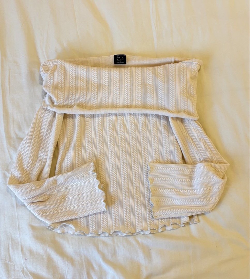 Dazy off-shoulder sweater (Category: Longsleeves) located in Manila. Submitted by andycluttr (Listing ID 1447067191, Image 1). Description: .