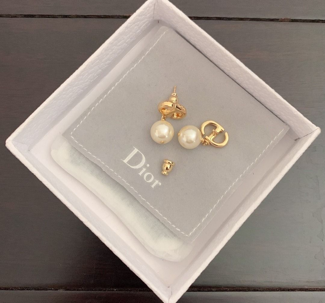 Dior outlets 珍珠耳環 （分類：耳環）位於 Hong Kong。 由 keenwolf 提交（商品編號 1446982450，圖片 1）。簡介： Dior 珍珠耳環，金色CD標誌，配有珍珠吊墜。附有Dior原裝盒、防塵袋、紙袋和保養卡。設計優雅，適合日常或特殊場合佩戴。耳環細節精緻，展現品牌獨特風格。 。