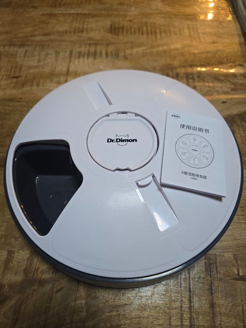 Dr. Dimon Automatic Pet Feeder Timer （分類：寵物食品）位於 Hong Kong。 由 msp07 提交（商品編號 1447081364，圖片 1）。簡介： Automatic pet feeder from Dr. Dimon. Has 6 compartments for food. You can set feeding times using the digital display and buttons. Uses 3 AA batteries. Great for keeping your pet on a schedule. Includes a manual. 。