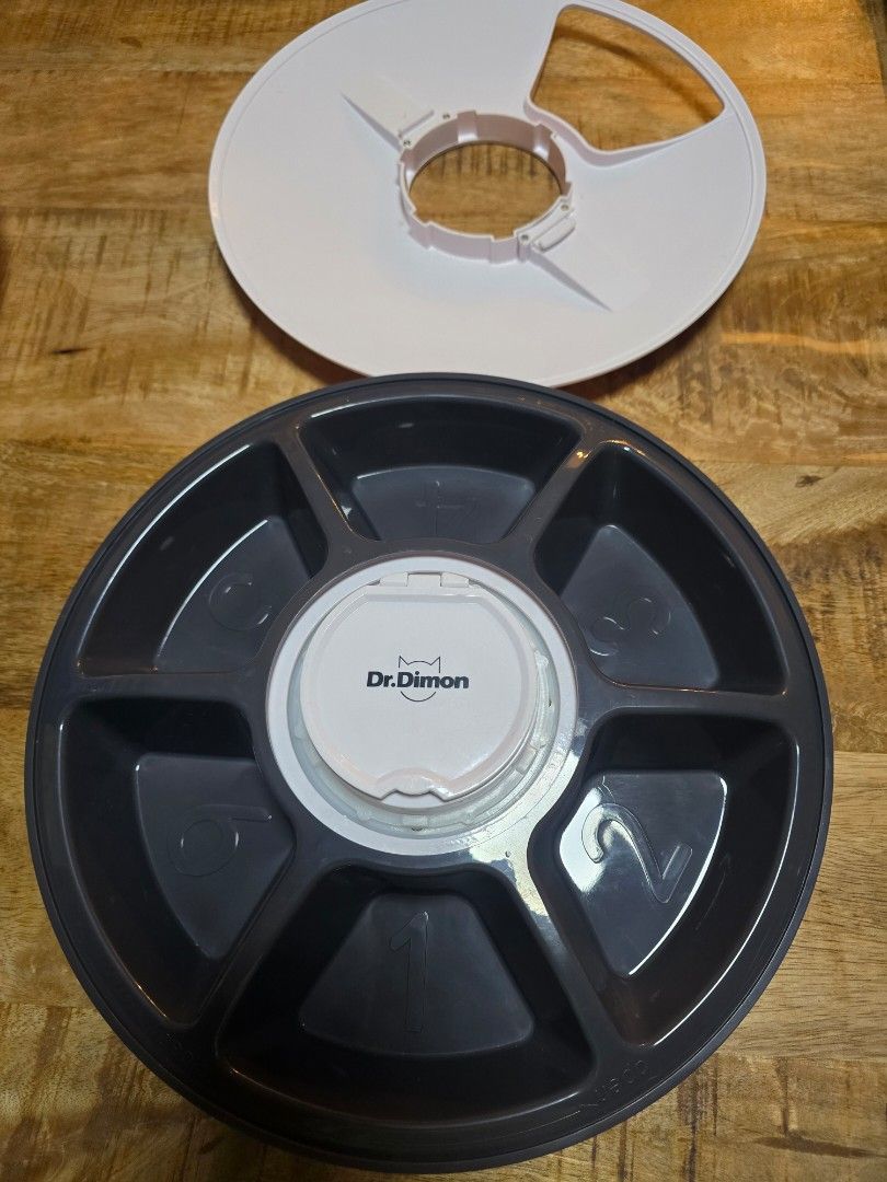 Dr. Dimon Automatic Pet Feeder Timer （分類：寵物食品）位於 Hong Kong。 由 msp07 提交（商品編號 1447081364，圖片 3）。簡介： Automatic pet feeder from Dr. Dimon. Has 6 compartments for food. You can set feeding times using the digital display and buttons. Uses 3 AA batteries. Great for keeping your pet on a schedule. Includes a manual. 。