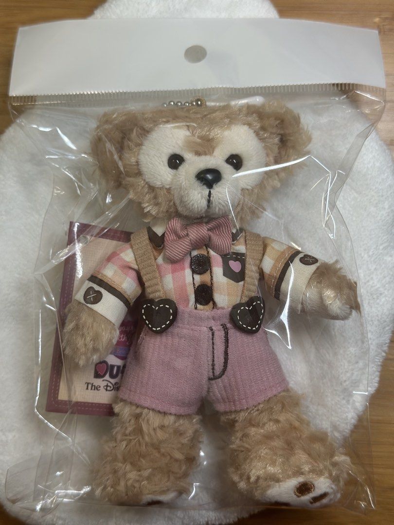 2017東京迪士尼絕版Duffy （分類：絨毛玩具）位於 Hong Kong。 由 hanatopan 提交（商品編號 1446964253，圖片 3）。簡介： 2017年1月13號出❤️ ❤️有信心保証🫶🏻絕對係正版🫶🏻 🙏🙏只接受順豐到付(上門取件） *運費預返$30左右 *請預先過數貨品款項🙇🏻‍♀️ 🙇🏻‍♀️只得一隻 先到先得🙇🏻‍♀️ 💕仲有其他款 啱嘅話可以一次過寄埋✨ 😆歡迎DM ❤️如果想既話可以follow我！ 可以第一時間知道我最近喺日本搵到咩公仔🤭。