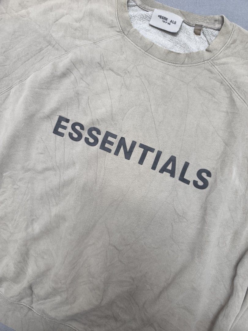 Essentials sweatshirt (Category: Hoodies) located in Temerloh. Submitted by kedaikoilah (Listing ID 1447067992, Image 2). Description: p 28 l 28.