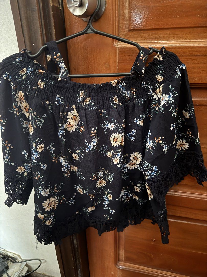 Floral Off shoulder with strap crop top (Category: Blouses) located in Manila. Submitted by bondea (Listing ID 1446961348, Image 2). Description: BNWT Crop top .