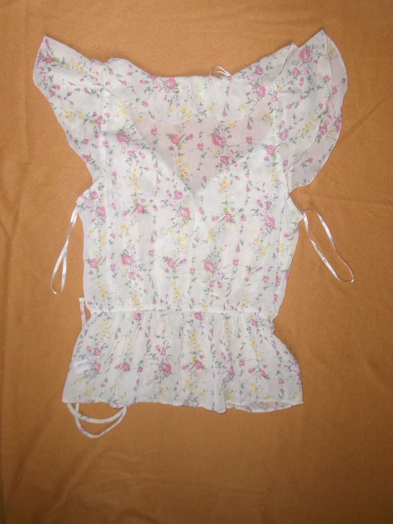 Floral Ruffle V-Neck Peplum Top (Category: Sleeveless) located in San Jose. Submitted by imryurs (Listing ID 1447067253, Image 3). Description: Disclaimer: Actual color may vary due to lighting or your screen. Bust – 43 cm Waist – 40 cm Length – 58 cm See through Flaws & Condition: Thrifted (Online) Haven’t use it RFS: Decluttering MOP: Gcash MOD: Direct J&T/ LBC Starting price of shipping fee for J&T Express is 85 PHP. Location: North/Central Lu