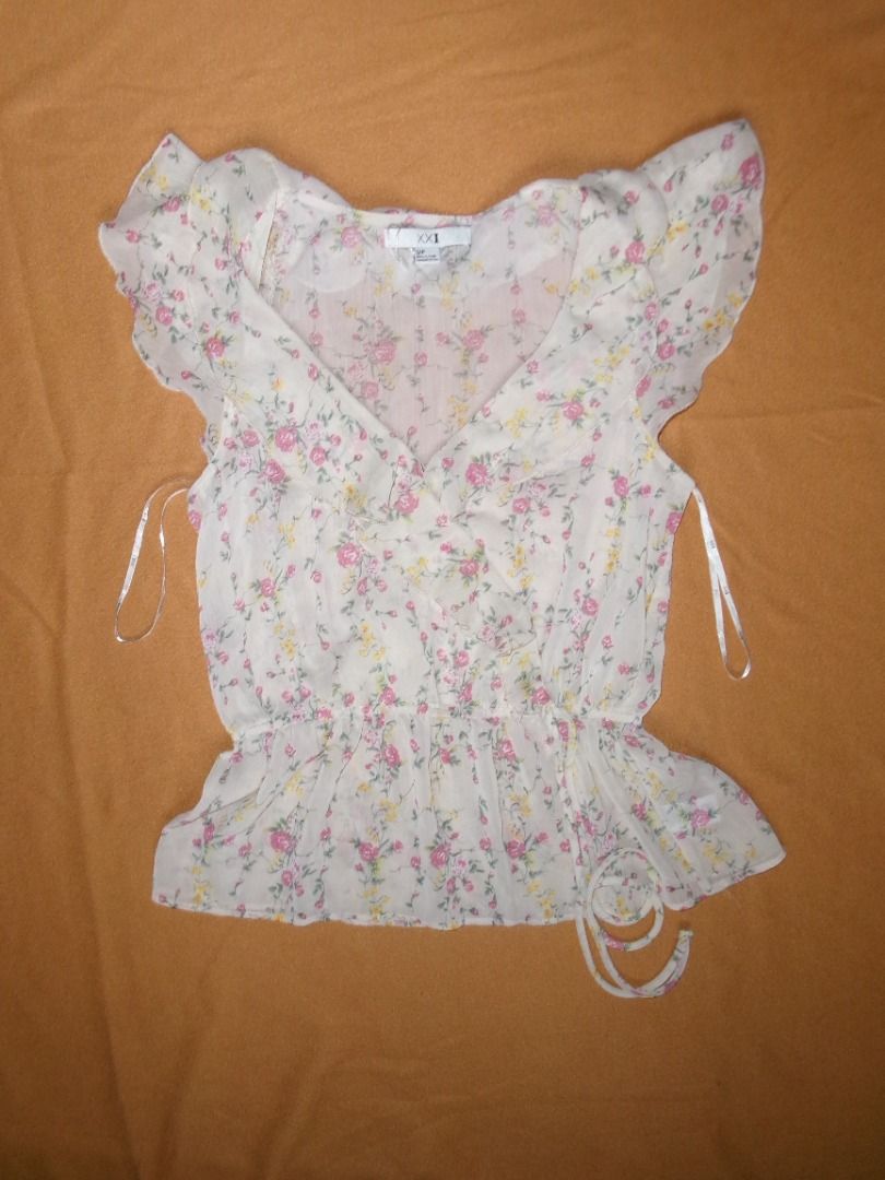 Floral Ruffle V-Neck Peplum Top (Category: Sleeveless) located in San Jose. Submitted by imryurs (Listing ID 1447067253, Image 2). Description: Disclaimer: Actual color may vary due to lighting or your screen. Bust – 43 cm Waist – 40 cm Length – 58 cm See through Flaws & Condition: Thrifted (Online) Haven’t use it RFS: Decluttering MOP: Gcash MOD: Direct J&T/ LBC Starting price of shipping fee for J&T Express is 85 PHP. Location: North/Central Lu