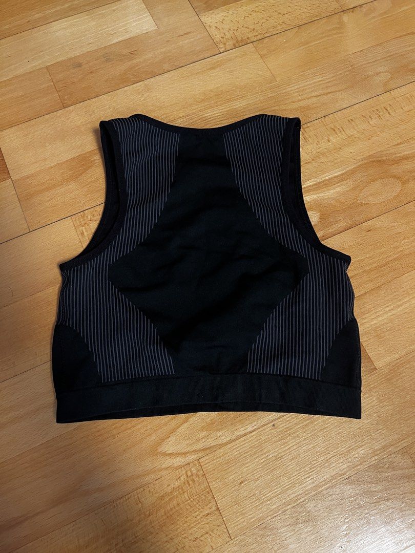 GARAGE black halter top （分類：背心）位於 Hong Kong。 由 kclosseett 提交（商品編號 1447016906，圖片 2）。簡介： 。