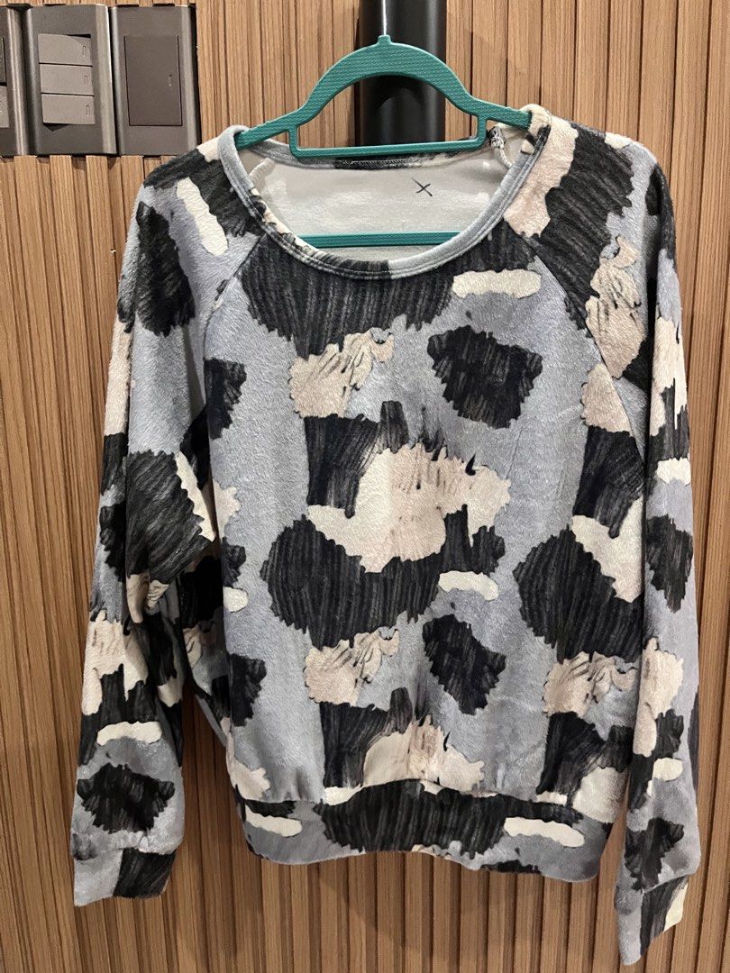 Grey Abstract Print Long Sleeve Sweatshirt (Category: Longsleeves) located in Manila. Submitted by lucaaaa_ (Listing ID 1447035467, Image 1). Description: - Comfy grey sweatshirt - Unique abstract print - Soft, fuzzy material feel - Raglan sleeves for a relaxed fit - Ideal for casual wear - Versatile: pairs well with jeans or leggings medium to large frame.