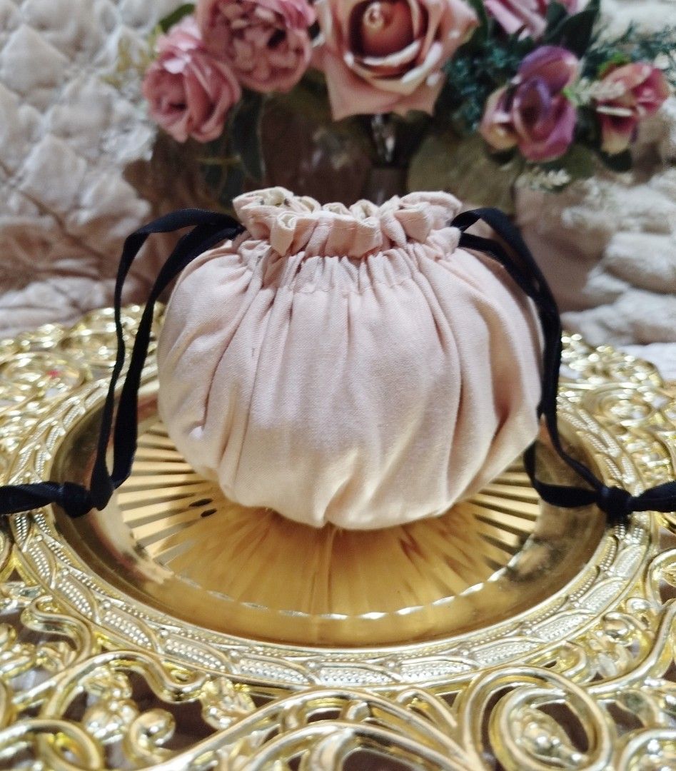 Gucci small make up pouch (Category: Luxury Bags & Wallets) located in San Fernando. Submitted by la_segunda2727 (Listing ID 1447094917, Image 3). Description: orig.