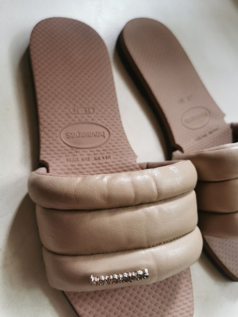 Havaianas Padded Slides Sandals Beige (Category: Flats & Sandals) located in Quezon City. Submitted by dcltrrr8 (Listing ID 1446963564, Image 3). Description: Date of purchase: March 2026 Original and sold out design. Used only for 1 weekend. No issues. No more box and inclusions. Bought for ₱ 2,200 Size 6 US (23-23.5cm) RFS : I don't reach for it any more .