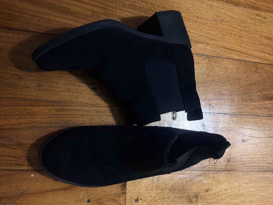 H&M Black Suede Chelsea Boots (Category: Boots) located in San Juan City. Submitted by blueroomfinds (Listing ID 1447011661, Image 2). Description: - Black suede Chelsea boots - Size 36 - Elastic side panels for easy wear - Block heel for added height - Furlined.