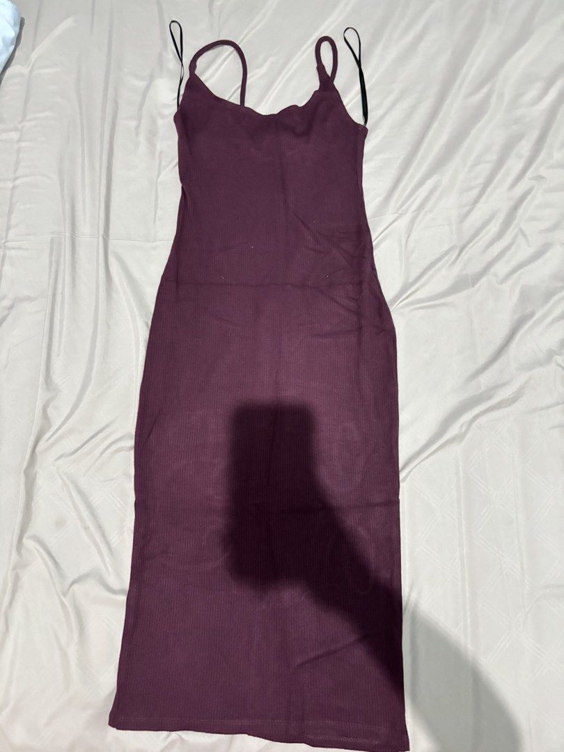 H&M Burgundy Midi Basic Dress (Kategori: Gaun & Rok) berada di Jakarta Selatan. Dikirim oleh stella.ns (ID iklan 1447036209, Gambar 1). Deskripsi: - worn twice - great condition - boleh nego .