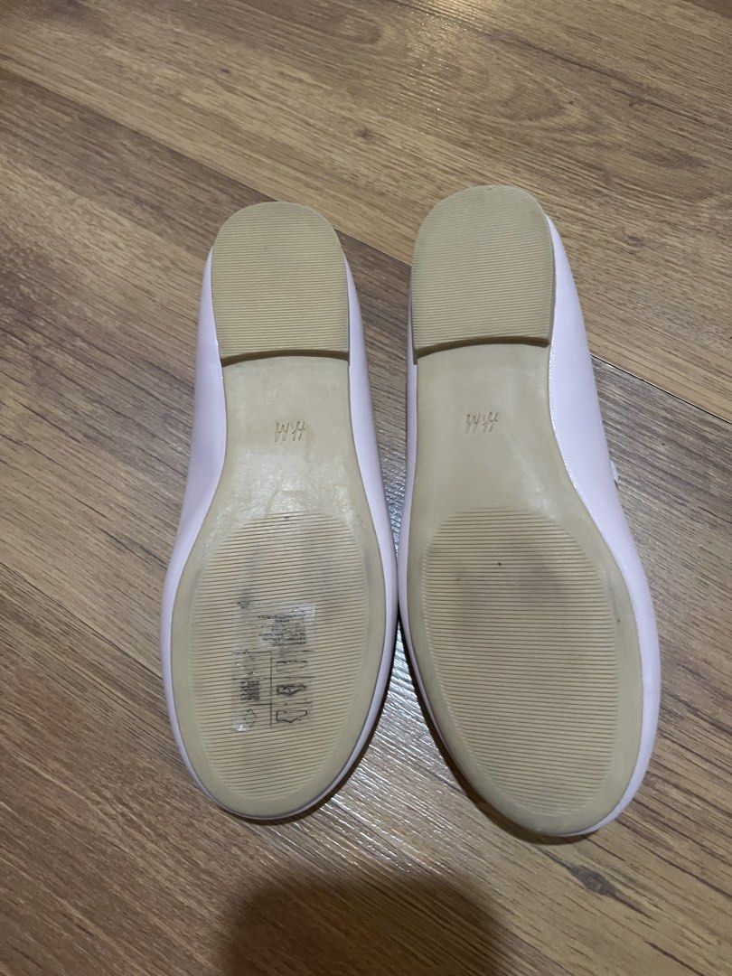 H&M Flats EUR 31 US 13.5 (Category: Babies & Kids Fashion) located in Las Pinas. Submitted by pioreese (Listing ID 1447017659, Image 2). Description: - Brand: H&M - Size: EUR 31 / US 13.5 - Style: Simple and classic flats - Perfect for: Everyday wear - Origin: Made in Bangladesh - Condition: Please check photos for details.
