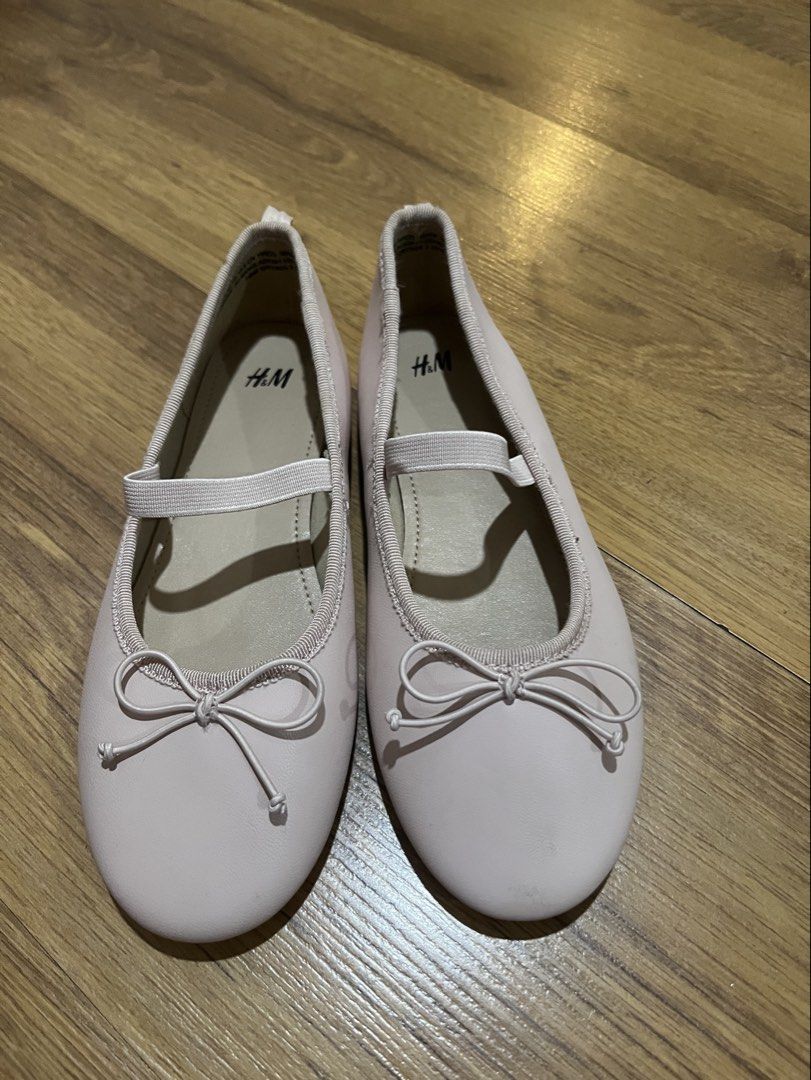H&M Flats EUR 31 US 13.5 (Category: Babies & Kids Fashion) located in Las Pinas. Submitted by pioreese (Listing ID 1447017659, Image 1). Description: - Brand: H&M - Size: EUR 31 / US 13.5 - Style: Simple and classic flats - Perfect for: Everyday wear - Origin: Made in Bangladesh - Condition: Please check photos for details.