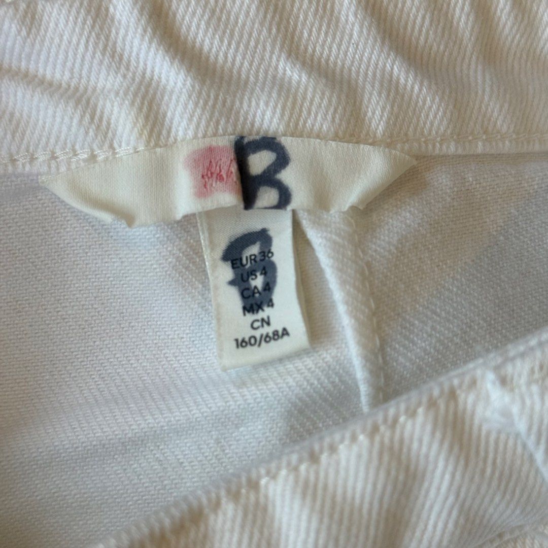 H&M White Denim Skort (EU 36/ US 4) (Category: Shorts) located in Quezon City. Submitted by brief23 (Listing ID 1447014987, Image 3). Description: H&M white denim skort - zipper closure at the back - 2 side pockets NO PICTURES WEARING THE ITEM. Sf via GogoXpress within metro Manila is ₱85. Or you can book a grab/lalamove from White Plains, QC. I accept Gcash, BDO and BPI. Thank you! .