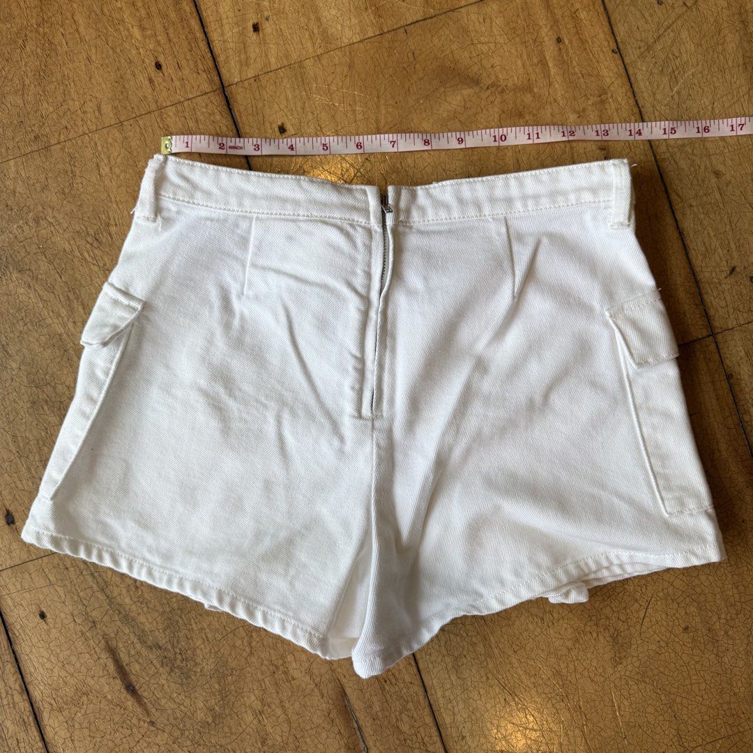 H&M White Denim Skort (EU 36/ US 4) (Category: Shorts) located in Quezon City. Submitted by brief23 (Listing ID 1447014987, Image 2). Description: H&M white denim skort - zipper closure at the back - 2 side pockets NO PICTURES WEARING THE ITEM. Sf via GogoXpress within metro Manila is ₱85. Or you can book a grab/lalamove from White Plains, QC. I accept Gcash, BDO and BPI. Thank you! .