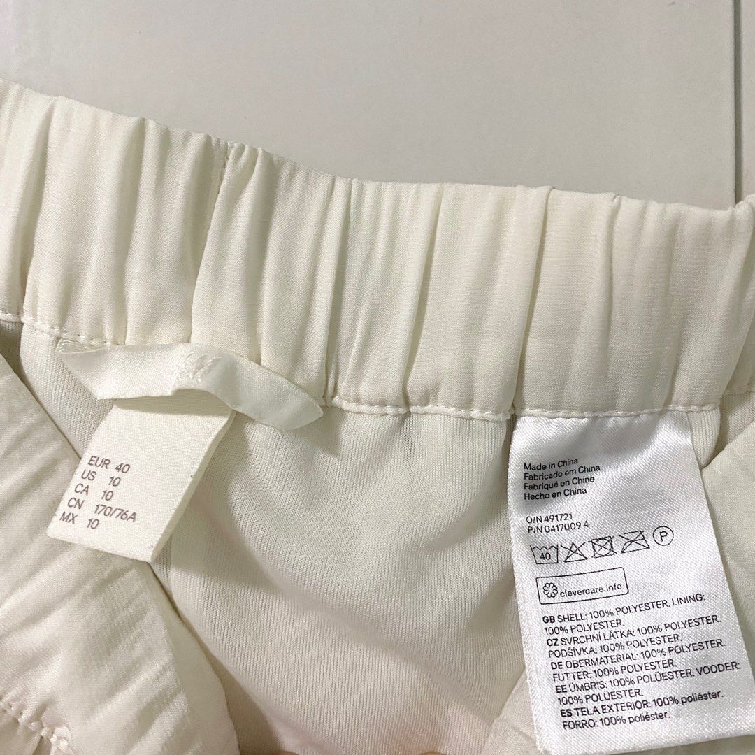 H&M white flowy pleated maxi skirt plus size (Category: Skirts) located in Quezon City. Submitted by ningjades (Listing ID 1213382745, Image 2). Description: Sooo pretty and flowy i just dont get to wear it often. Also very comfy, garterized waist so can fit up to XL. Includes an inner layer for more coverage. Slight stains near the hemline as pictured. Measurements (laid flat): Waist: 15 in Length: 31 in payment first 🫶 no COD .