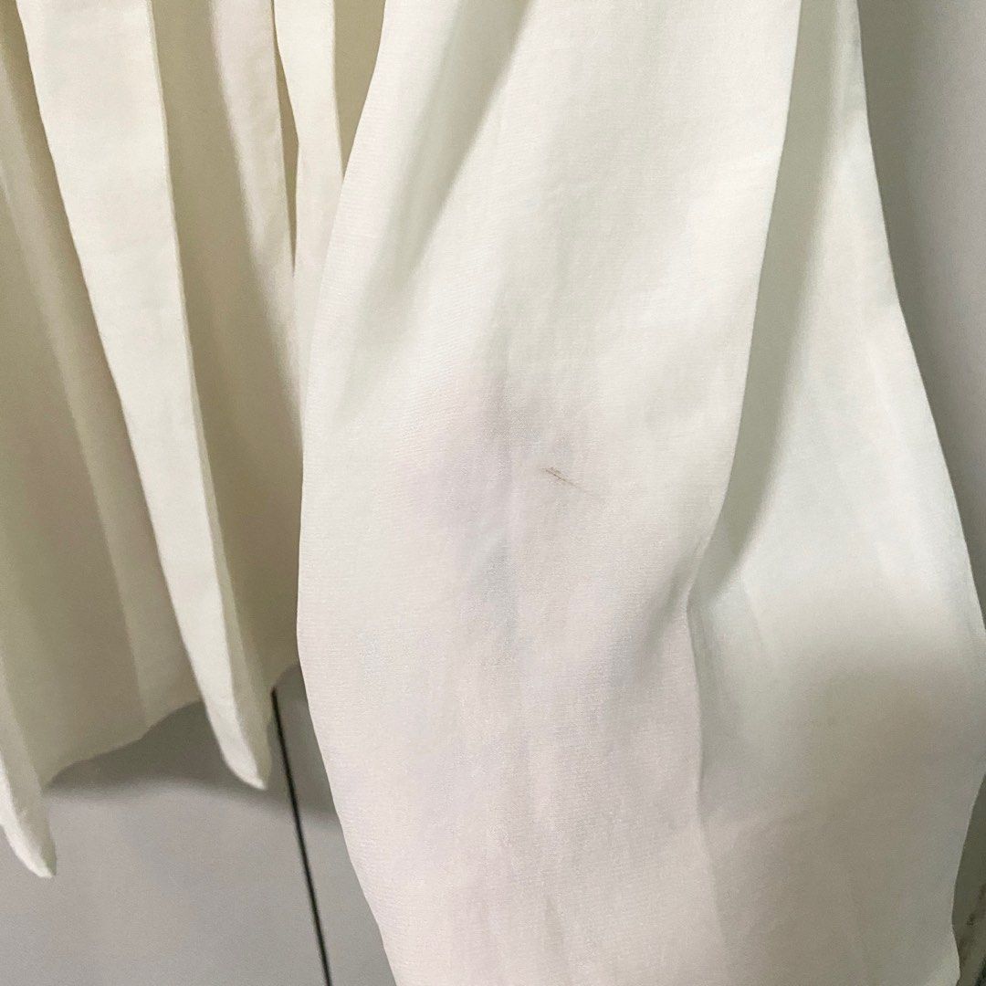 H&M white flowy pleated maxi skirt plus size (Category: Skirts) located in Quezon City. Submitted by ningjades (Listing ID 1213382745, Image 3). Description: Sooo pretty and flowy i just dont get to wear it often. Also very comfy, garterized waist so can fit up to XL. Includes an inner layer for more coverage. Slight stains near the hemline as pictured. Measurements (laid flat): Waist: 15 in Length: 31 in payment first 🫶 no COD .