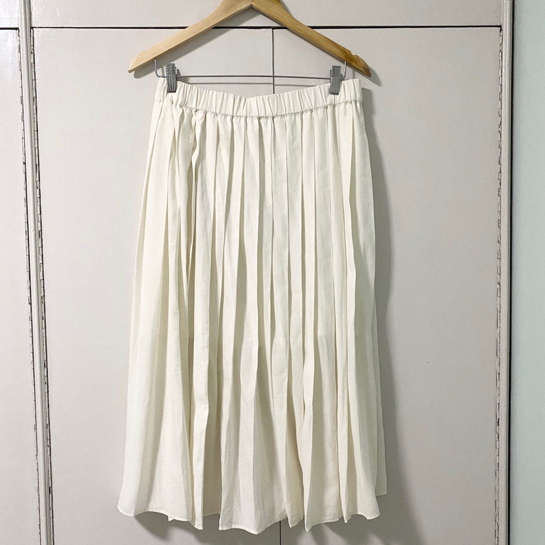H&M white flowy pleated maxi skirt plus size (Category: Skirts) located in Quezon City. Submitted by ningjades (Listing ID 1213382745, Image 1). Description: Sooo pretty and flowy i just dont get to wear it often. Also very comfy, garterized waist so can fit up to XL. Includes an inner layer for more coverage. Slight stains near the hemline as pictured. Measurements (laid flat): Waist: 15 in Length: 31 in payment first 🫶 no COD .