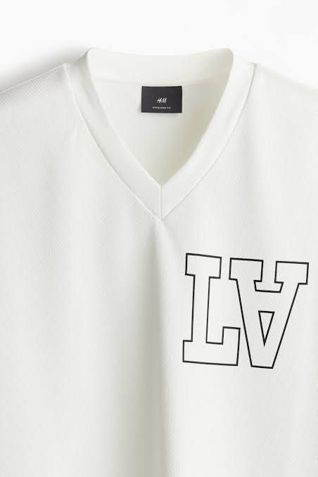 H&M White Oversized Mesh Shirt (Category: Tshirts & Polo Shirts ) located in Manila. Submitted by eunicemarzan (Listing ID 1447027192, Image 2). Description: Unisex H&M Oversized Printed Mesh Shirt Size: Mens: S (Oversized fits S-L) Womens: L-XL.