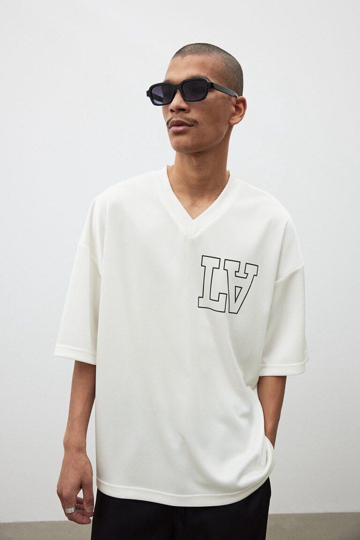 H&M White Oversized Mesh Shirt (Category: Tshirts & Polo Shirts ) located in Manila. Submitted by eunicemarzan (Listing ID 1447027192, Image 3). Description: Unisex H&M Oversized Printed Mesh Shirt Size: Mens: S (Oversized fits S-L) Womens: L-XL.