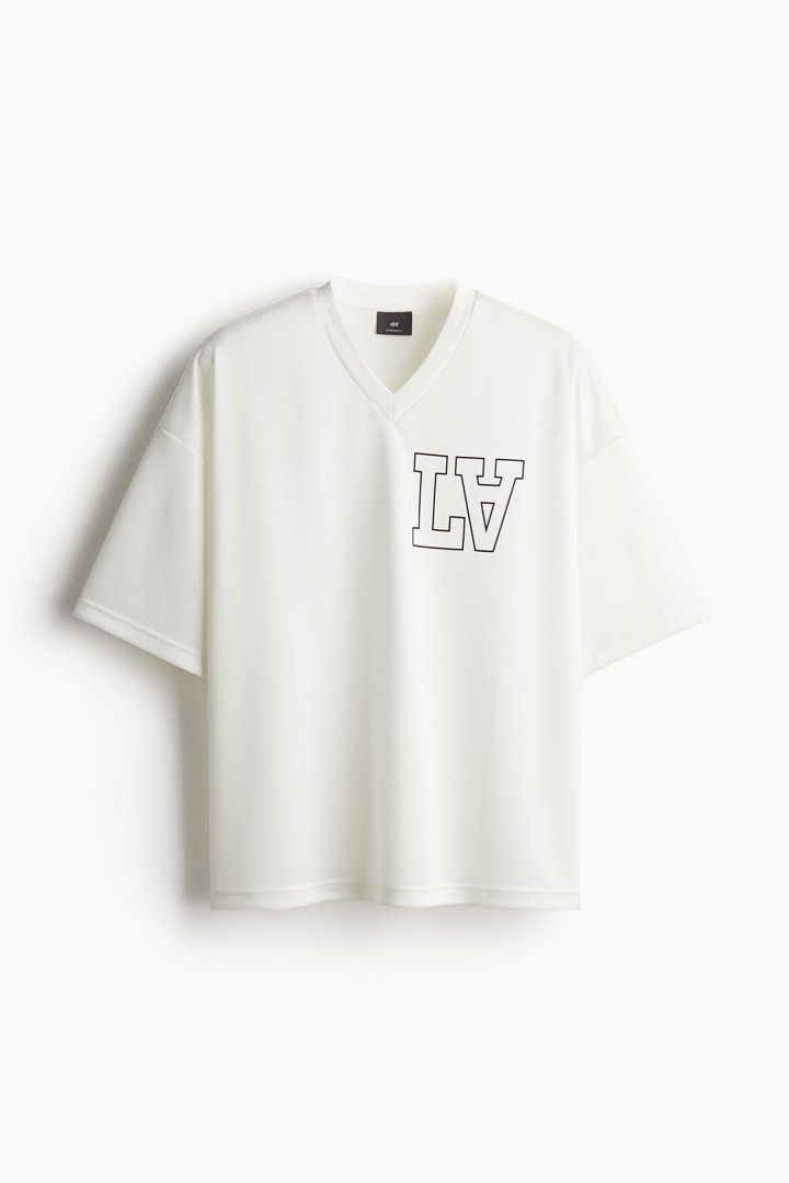 H&M White Oversized Mesh Shirt (Category: Tshirts & Polo Shirts ) located in Manila. Submitted by eunicemarzan (Listing ID 1447027192, Image 1). Description: Unisex H&M Oversized Printed Mesh Shirt Size: Mens: S (Oversized fits S-L) Womens: L-XL.