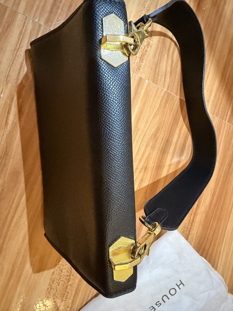 HOLB Harmony Black (PU) (Category: Luxury Bags & Wallets) located in Pasay City. Submitted by szp4nishlatt3 (Listing ID 1447074294, Image 3). Description: - Strap: Detachable crossbody strap (didn’t use it) & shoulder two - Pockets: Shallow Two front zippered pockets - Includes: Original dust bag - bought and used once in thailand - Last price posted MOP: Bank transfer/ E-wallet MOD: Lalamove or Angkas Meetup: MOA, Glorietta or SM Makati (weekend