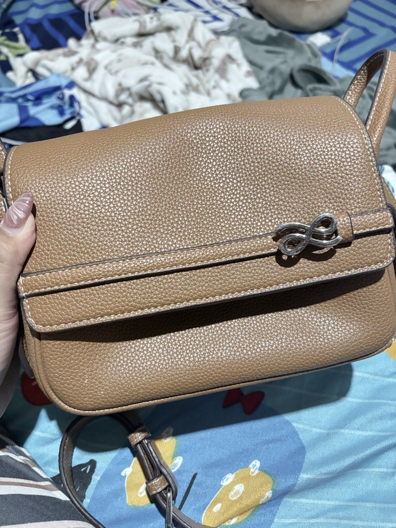HOLB TREASURE BELT 22 GOLD (Category: Cross-body Bags) located in Malabon City. Submitted by stuffsxdeclutter (Listing ID 1447048130, Image 1). Description: BOUGHT AT 3,500 FEW USAGE LANG 2 STRAPS INCLUDED with minimal dent and stain as seen in photos Will add freebie :).