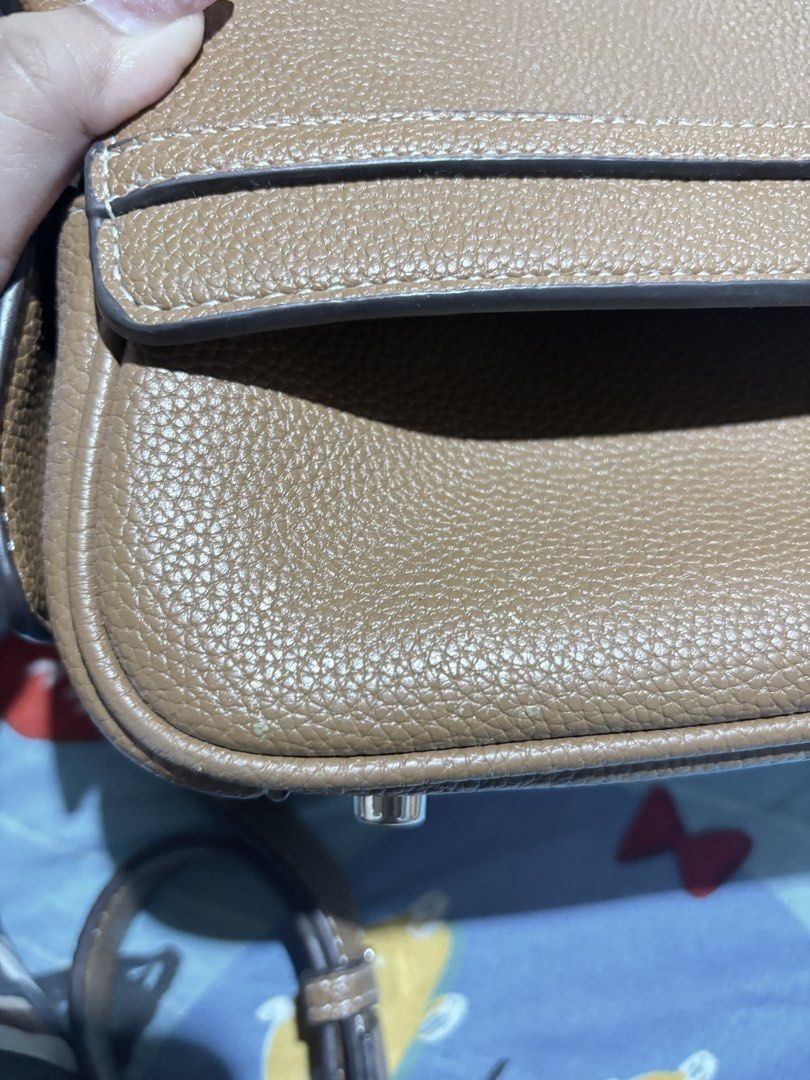 HOLB TREASURE BELT 22 GOLD (Category: Cross-body Bags) located in Malabon City. Submitted by stuffsxdeclutter (Listing ID 1447048130, Image 2). Description: BOUGHT AT 3,500 FEW USAGE LANG 2 STRAPS INCLUDED with minimal dent and stain as seen in photos Will add freebie :).