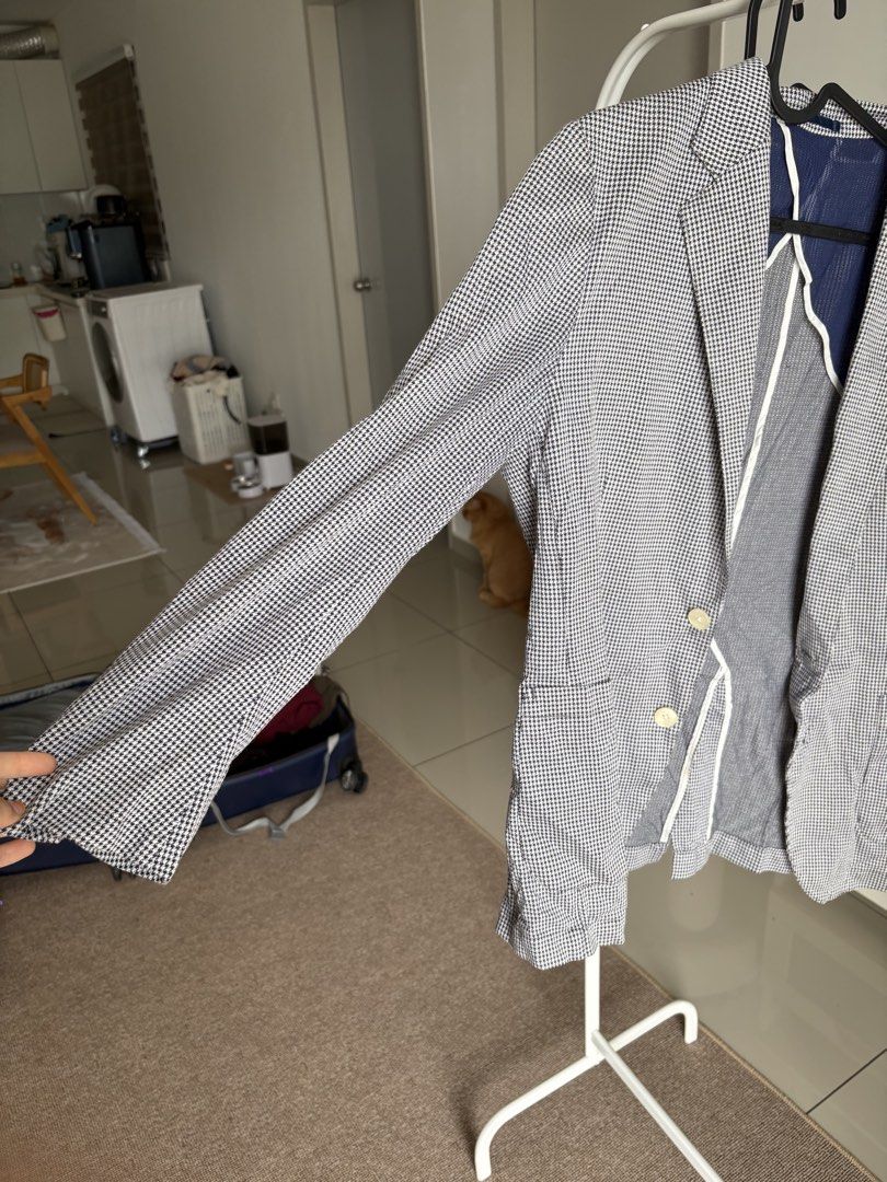 Houndstooth Pattern Blazer Jacket (Category: Coats, Jackets and Outerwear) located in Kuala Lumpur. Submitted by wanashiqinwanyusof (Listing ID 1446948008, Image 1). Description: - Stylish grey and white houndstooth pattern - Classic two-button closure - Lightweight feel, ideal for comfort - Fully lined interior for a polished finish - Versatile for smart casual outfits - Easily pairs with shirts or t-shirts.