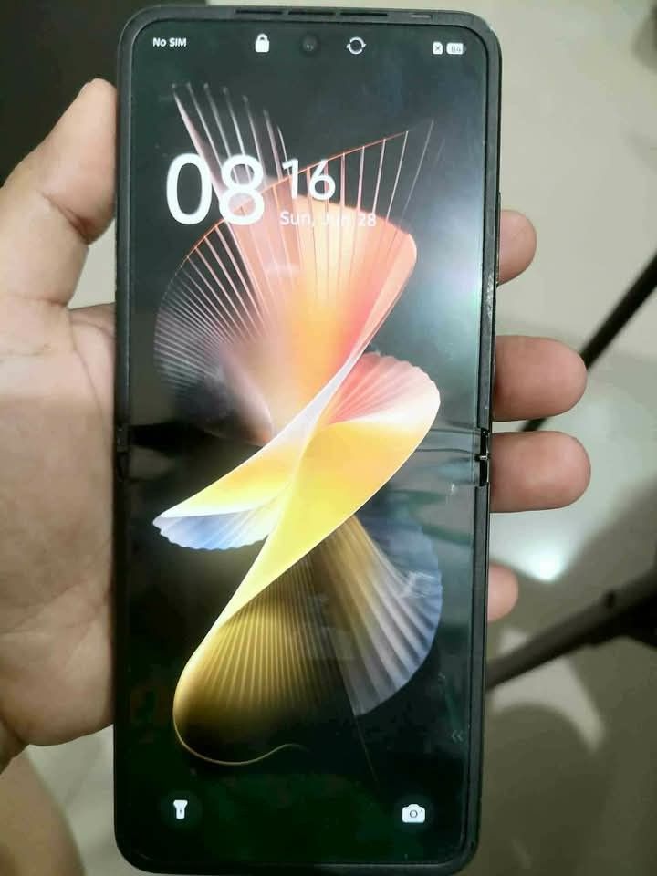 Infinix Zero Flip Phone (Category: Android Others) located in Quezon City. Submitted by cxthsells (Listing ID 1446945326, Image 3). Description: .