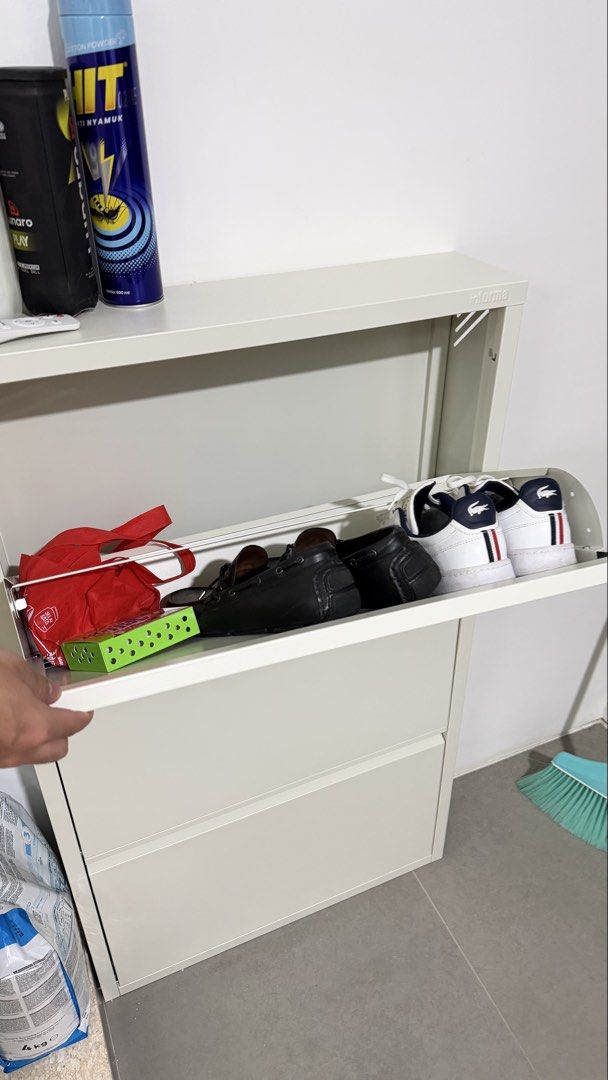 Informa kabinet sepatu 3 tingkat - White (Kategori: Perabotan Rumah) berada di Tangerang. Dikirim oleh cindymarcell (ID iklan 1447099866, Gambar 3). Deskripsi: Like new baru dibeli bulan april 2026 Lebar 60 Tinggi 110 Mulus 99% Harga beli 1.200.000 .