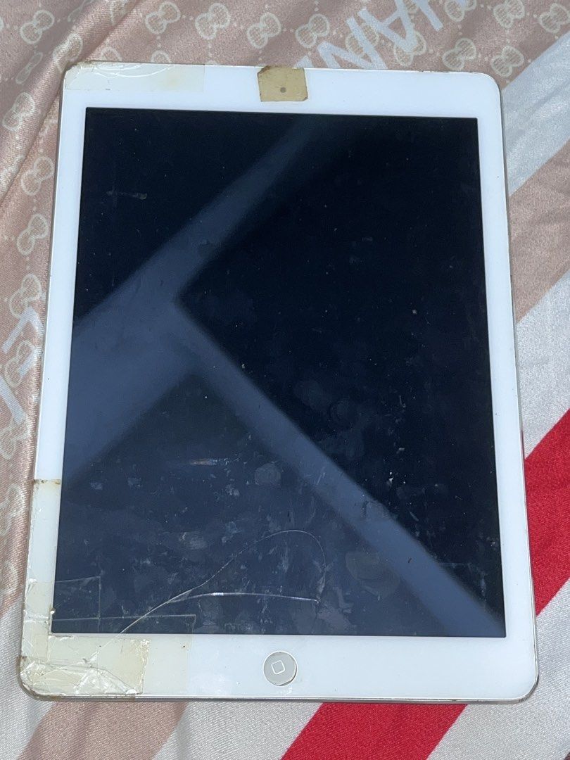 iPad Air (1st generation), Wifi, 32 GB (Category: iPad) located in Quezon City. Submitted by _gdjshop (Listing ID 1447103207, Image 1). Description: •Factory reset • Powers on • Screen has cracks • Home button not working • No charger included • Screen touch delay RFS: •Decluttering 📍QC MOP: Gcash .