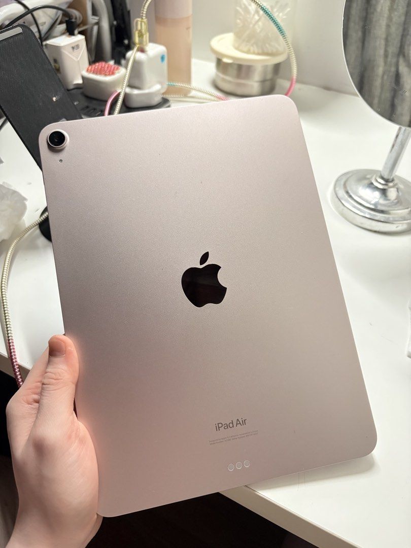 Ipad Air 5 (Category: iPad) located in Kuala Lumpur. Submitted by mbappewalker (Listing ID 1447090109, Image 1). Description: Full Set.