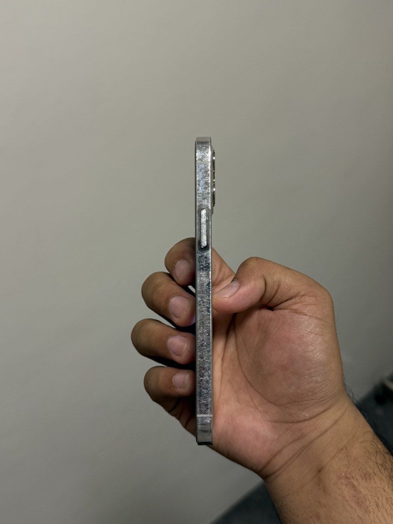 iPhone 12 Pro 256GB Silver (Category: iPhone 12 Series) located in Paniqui. Submitted by justyntrouves (Listing ID 1447063745, Image 3). Description: Lady owned ✅Unit and 20w charger only ✅Original Battery Health 75% (Matagal pa ma lowbat) ✅J/A Variant ✅Factory Unlock ✅Face ID & True tone are working ✅sign of usage and scratch on body ✅Works well pwede pa pang multi task hindi ma lag 🏷️₱16000 (Slightly nego pm me) Reason for selling upgrade to 1