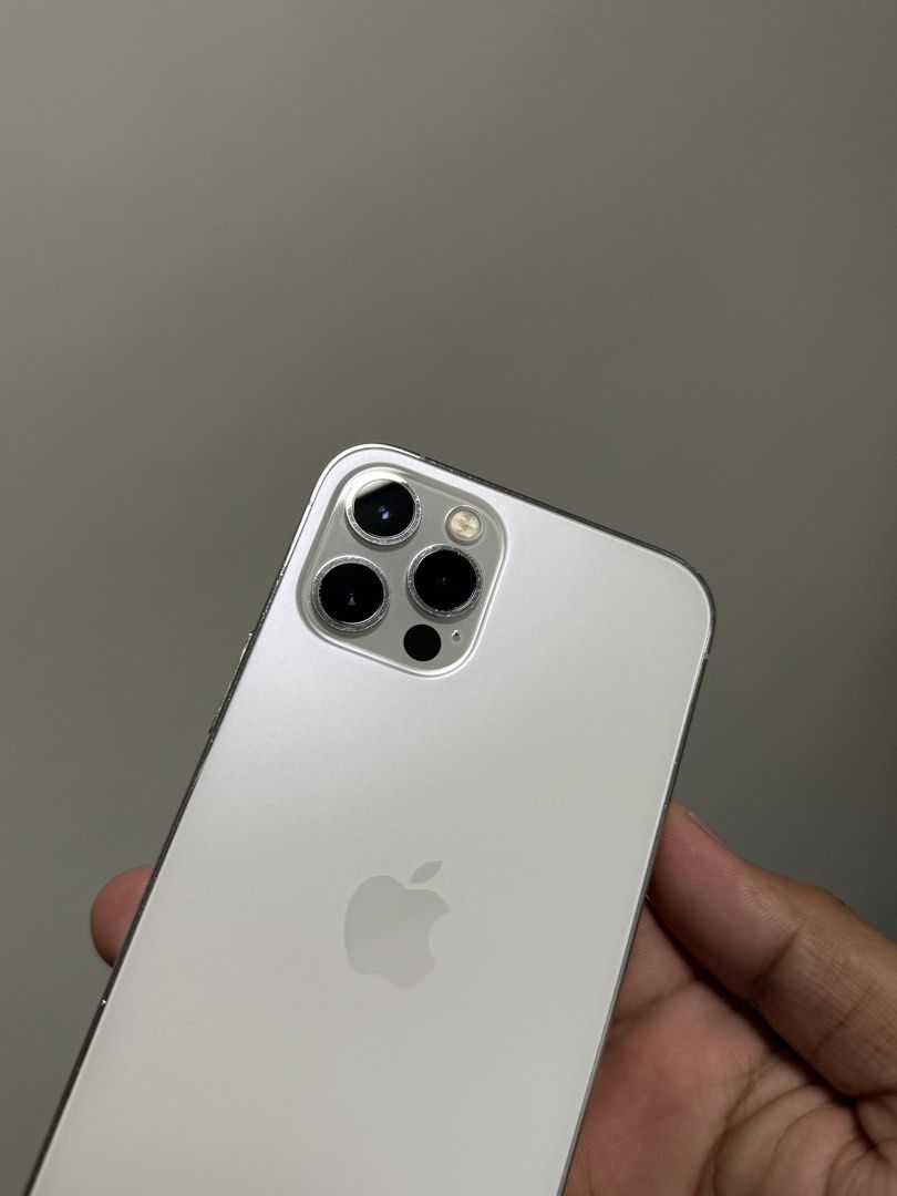 iPhone 12 Pro 256GB Silver (Category: iPhone 12 Series) located in Paniqui. Submitted by justyntrouves (Listing ID 1447063745, Image 2). Description: Lady owned ✅Unit and 20w charger only ✅Original Battery Health 75% (Matagal pa ma lowbat) ✅J/A Variant ✅Factory Unlock ✅Face ID & True tone are working ✅sign of usage and scratch on body ✅Works well pwede pa pang multi task hindi ma lag 🏷️₱16000 (Slightly nego pm me) Reason for selling upgrade to 1