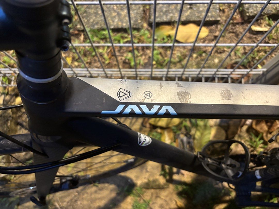 JAVA suliro 3 (Category: Parts & Accessories) located in Singapore. Submitted by claytonyeung0821 (Listing ID 1447045049, Image 2). Description: - JAVA Road Bike - Reliable Disc Brakes - Black Frame with Camouflage Pattern - Minor Scuffs from Normal Use - Good Tire Condition - Handlebar Tape Wrapped - Ready for Your Next Ride.