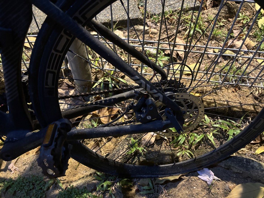 JAVA suliro 3 (Category: Parts & Accessories) located in Singapore. Submitted by claytonyeung0821 (Listing ID 1447045049, Image 3). Description: - JAVA Road Bike - Reliable Disc Brakes - Black Frame with Camouflage Pattern - Minor Scuffs from Normal Use - Good Tire Condition - Handlebar Tape Wrapped - Ready for Your Next Ride.