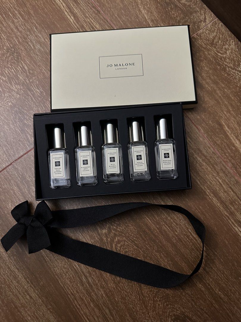 Jo Malone London Cologne Collection Gift Set (Category: Fragrance & Deodorants) located in San Fernando. Submitted by baratileahko (Listing ID 1447028477, Image 3). Description: - Jo Malone London Cologne Collection - Set includes 5 x 9ml bottles - Scents: English Pear & Freesia, Blackberry & Bay, Wild Bluebell, Peony & Blush Suede, Wood Sage & Sea Salt - Comes in a beautiful gift box with ribbon - Ideal for discovering your favorite Jo Malone sc
