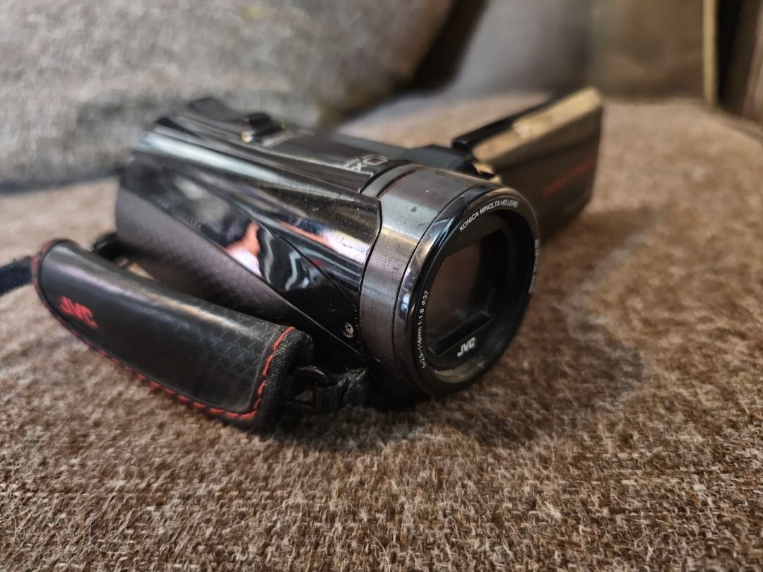 JVC EVERIO R VIDEO CAMERA MODEL GZ-R435BE (Category: Video Cameras) located in Manila. Submitted by yatskiex2026 (Listing ID 1447086497, Image 1). Description: JVC Everio R GZ-R435BE micro usb for charging with issue (white screen)(ribbon) meetup or via lalamove.