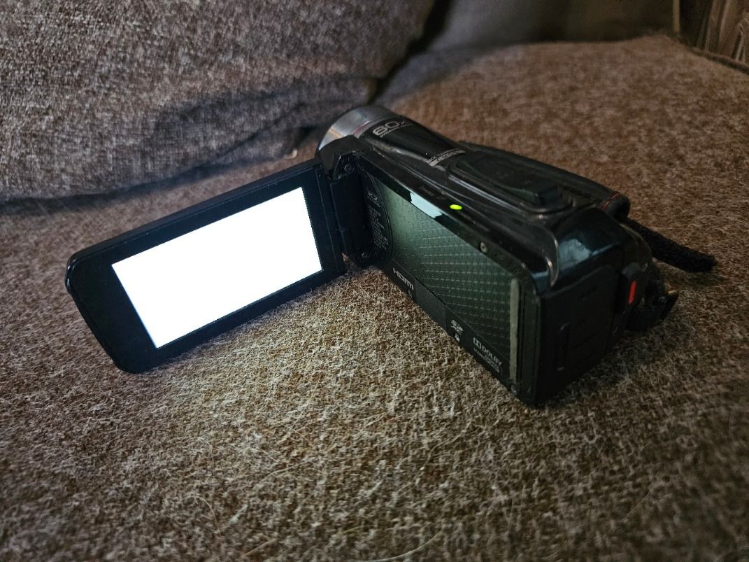 JVC EVERIO R VIDEO CAMERA MODEL GZ-R435BE (Category: Video Cameras) located in Manila. Submitted by yatskiex2026 (Listing ID 1447086497, Image 3). Description: JVC Everio R GZ-R435BE micro usb for charging with issue (white screen)(ribbon) meetup or via lalamove.
