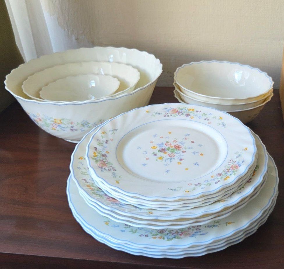 Kitchenware set (Category: Dinnerware & Cutlery) located in Singapore. Submitted by zozoto (Listing ID 1447043671, Image 1). Description: 17 items, and no chips and brand new. 11 plates of three sizes, 6 bowls- 3 same size and 3 different..