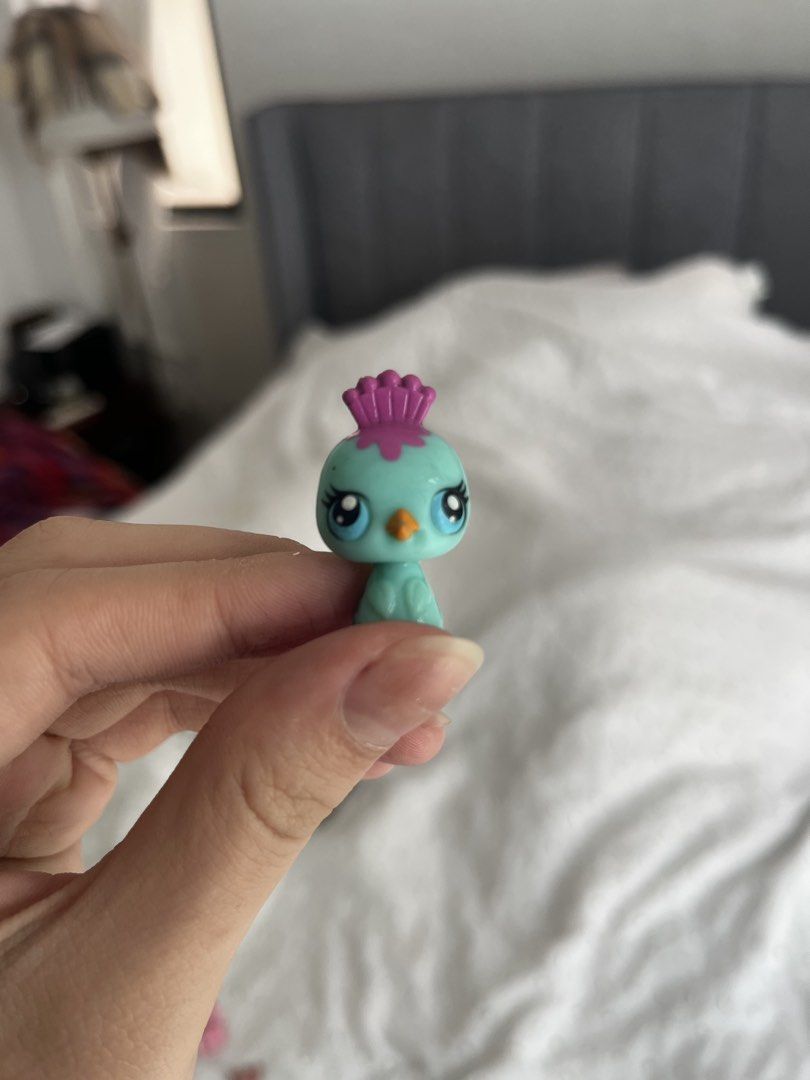 Littlest Pet Shop Blue Bird Figure (Category: Figurines & Statues) located in Manila. Submitted by sammiesellsstuff (Listing ID 1446964328, Image 1). Description: - Adorable blue bird figurine - Features a cute pink crest on its head - Big, captivating blue eyes - Compact size, ideal for collecting - A must-have for Littlest Pet Shop enthusiasts.