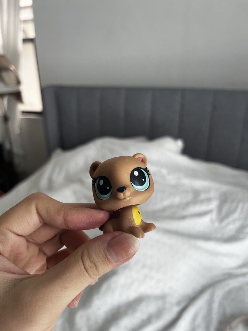 Littlest Pet Shop LPS Otter Figure (Category: Figurines & Statues) located in Manila. Submitted by sammiesellsstuff (Listing ID 1446964545, Image 3). Description: - Cute brown otter LPS toy - Features big blue eyes - Has a yellow charm around its neck - LPS logo visible on the back - Ideal for collectors or playtime.