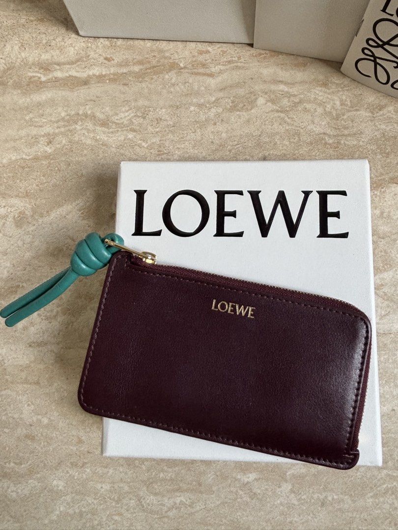 Loewe （分類：手袋及銀包）位於 Hong Kong。 由 magic3312 提交（商品編號 1446994680，圖片 3）。簡介： Knot coin cardholder in shiny nappa calfskin Dark Burgundy. 日本買入，有收據，full set， 香港門市正價$3700。 。