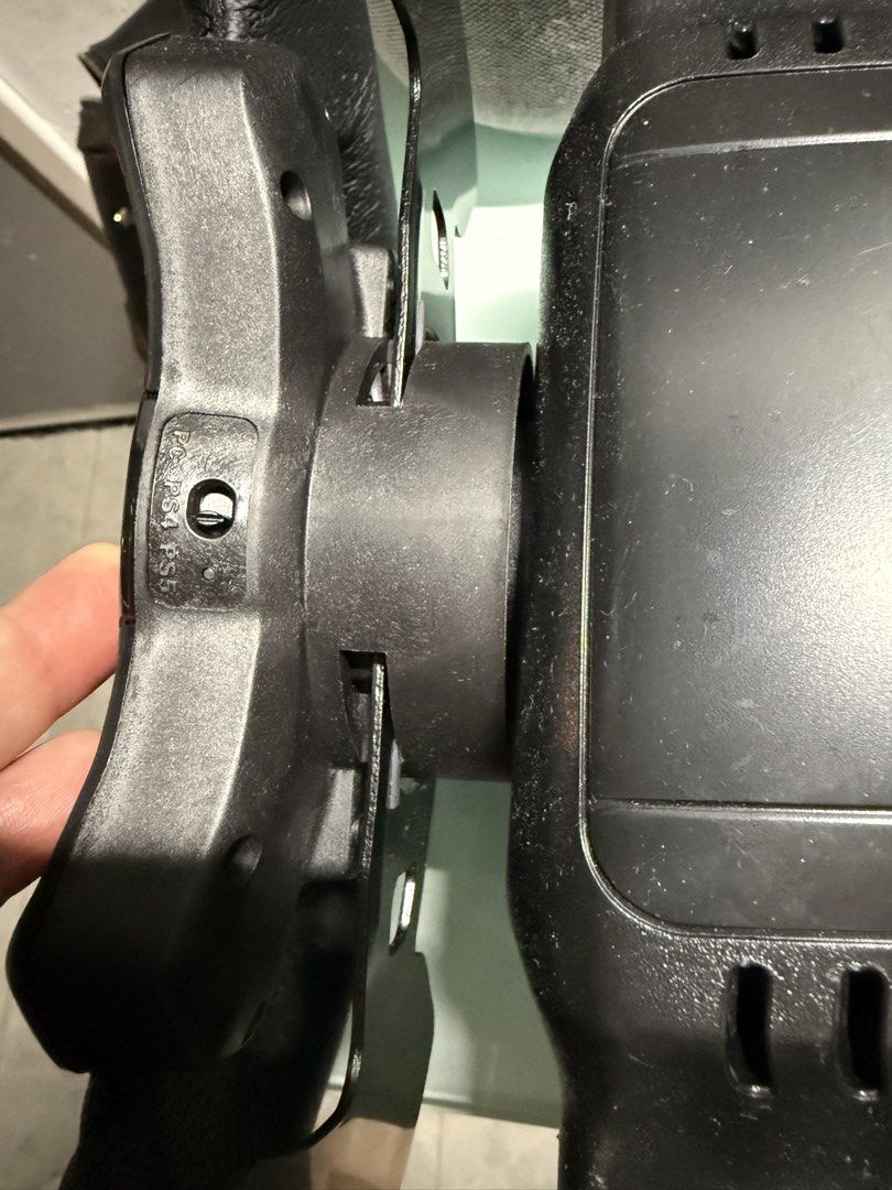 Logitech G923 賽車軚盤 （分類：手掣）位於 Hong Kong。 由 kingkeymanbadsonking 提交（商品編號 1446945487，圖片 3）。簡介： Logitech G923 軚盤連腳踏，支援 PlayStation 同 PC，呢隻係 for PlayStation 版本，無盒無波棍，有興趣可以隨時問我。