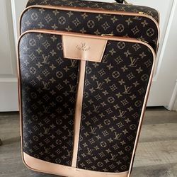 Louis Vuitton Valise Luggage (Category: Luxury Bags & Wallets) located in Manila. Submitted by victtoria (Listing ID 1447004194, Image 1). Description: what you see is what you get.